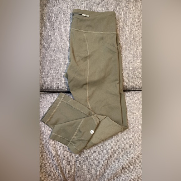 Lululemon Size 6 Capris - Picture 1 of 4